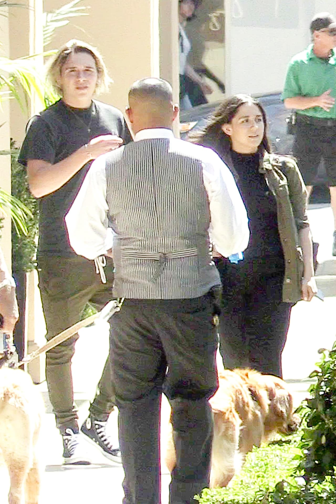 Brooklyn vio las cámaras y se puso nervioso.