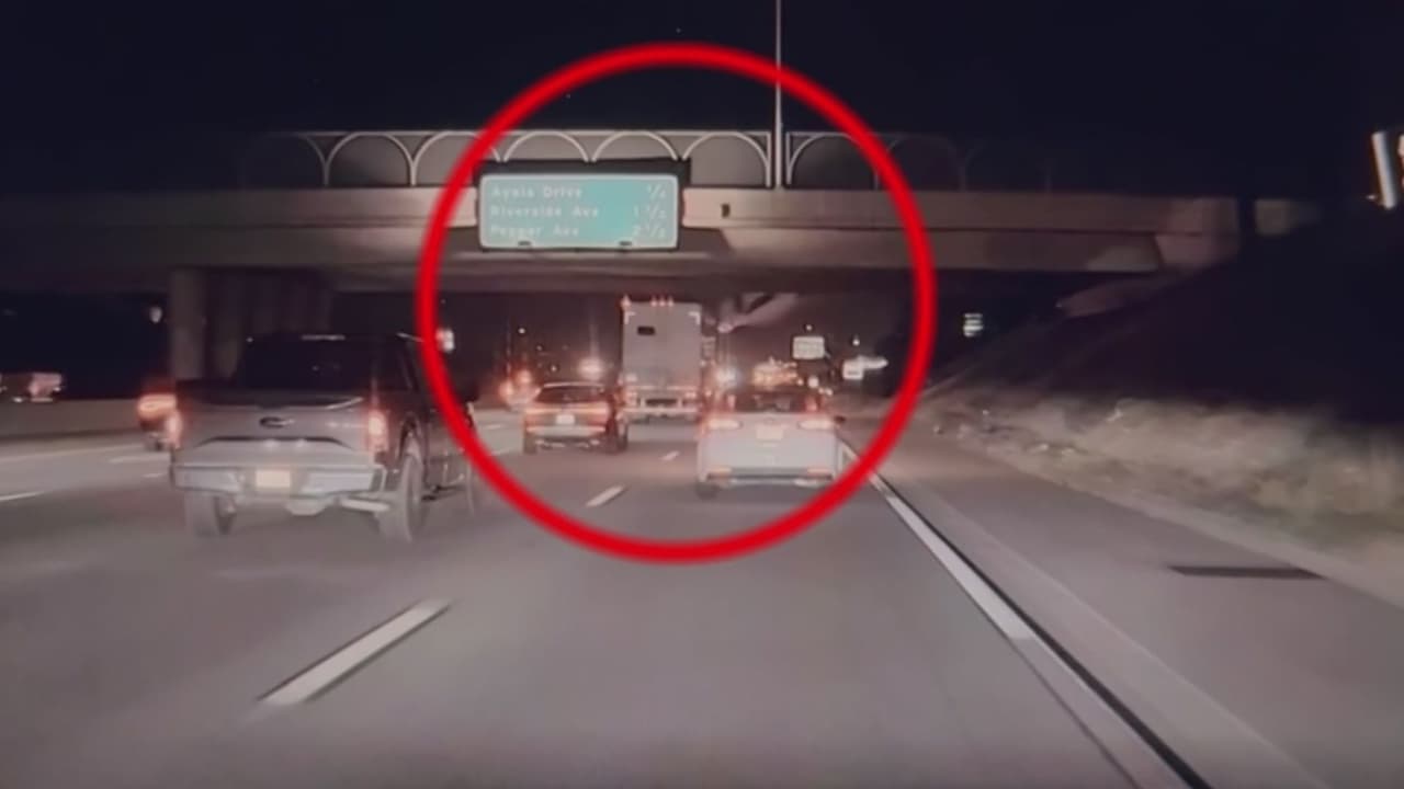 El momento en que una camioneta sale volando desde una carretera elevada y cae en una autopista