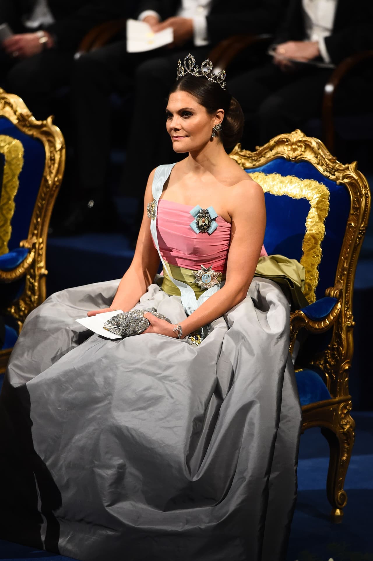 Repetir un outfit también puede servir para hacer un guiño a la historia de la monarquía, como demostró Victoria de Suecia en la entrega de los Premios Nobel del 2018. En aquella ocasión, llevó el mismo vestido que su mamá, la reina Silvia, usó para el mismo evento pero de 1995.