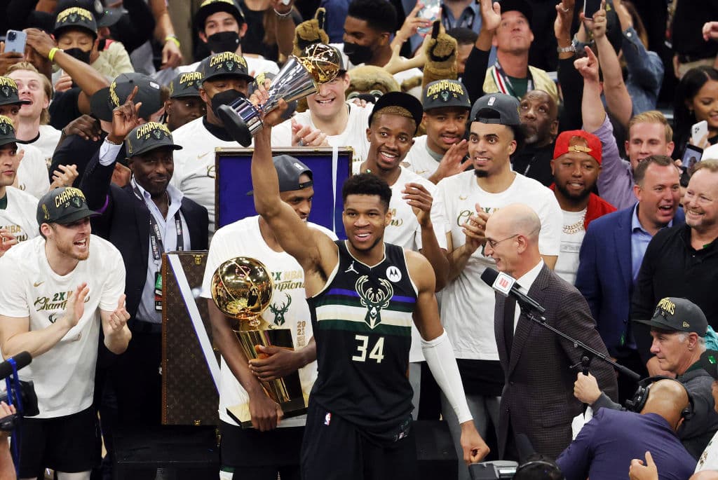 Los Bucks consiguen su segundo título y rompen la sequia desde 1971 sin un título.Milwaukee tuvo que venir de atrás de una desventaja de 0-2 y terminaron llevandose el título en el sexto juego con un total de 4 juegos ganados contra 2 de Phoenix.