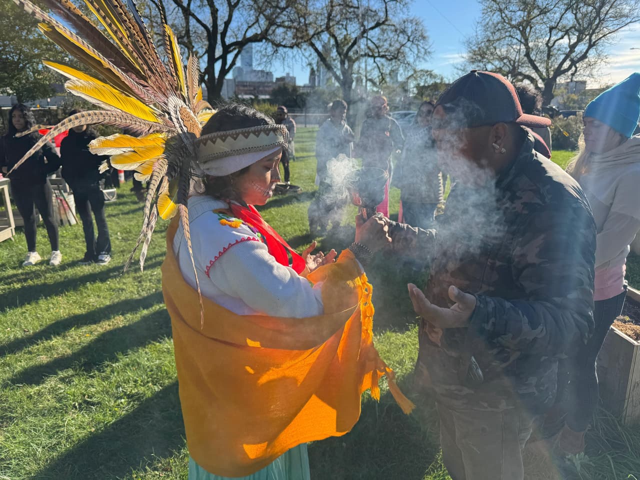 Para Gina Pacheco, educadora y pedagoga, mantener viva esta práctica es también una forma de honrar la conexión con la tierra.
<br>
<br>“Aportar para que pueda continuar esta tradición que 
<b>está totalmente ligada a nuestra esencia como personas que venimos de la tierra</b>, junto con las flores bellas que también vienen de la tierra.”
<br>