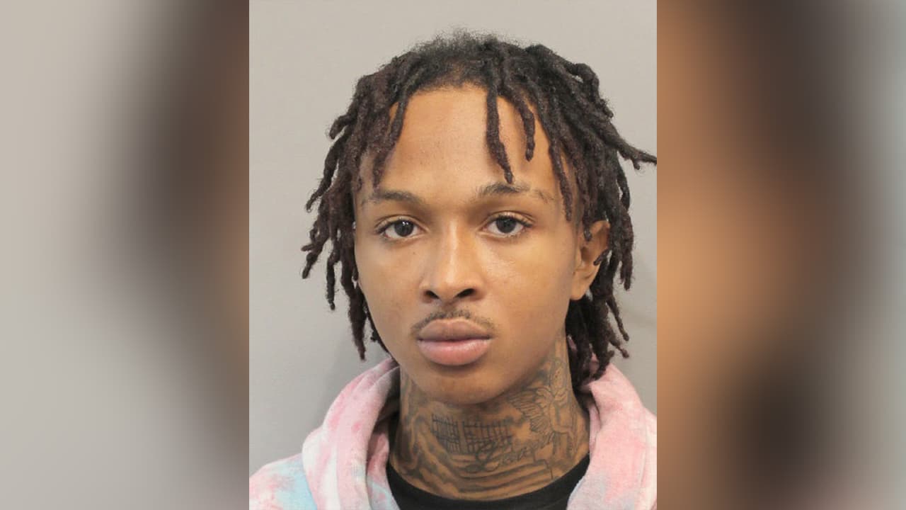 Daviyon Lazarus Washington, es buscado por robo con intención de cometer otra felonía.