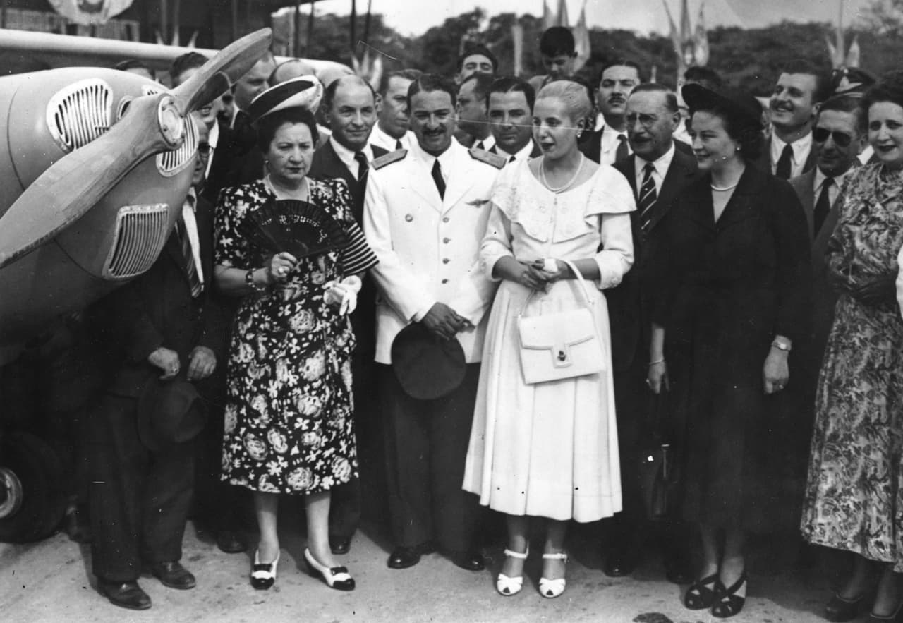 Eva comenzó a ser llamada cariñosamente por los seguidores del peronismo, Evita. La primera dama fue acrecentando su popularidad y se volvió una figura política por sí misma, más allá del tradicional rol 'pasivo' que solía tener una primera dama.
<br>