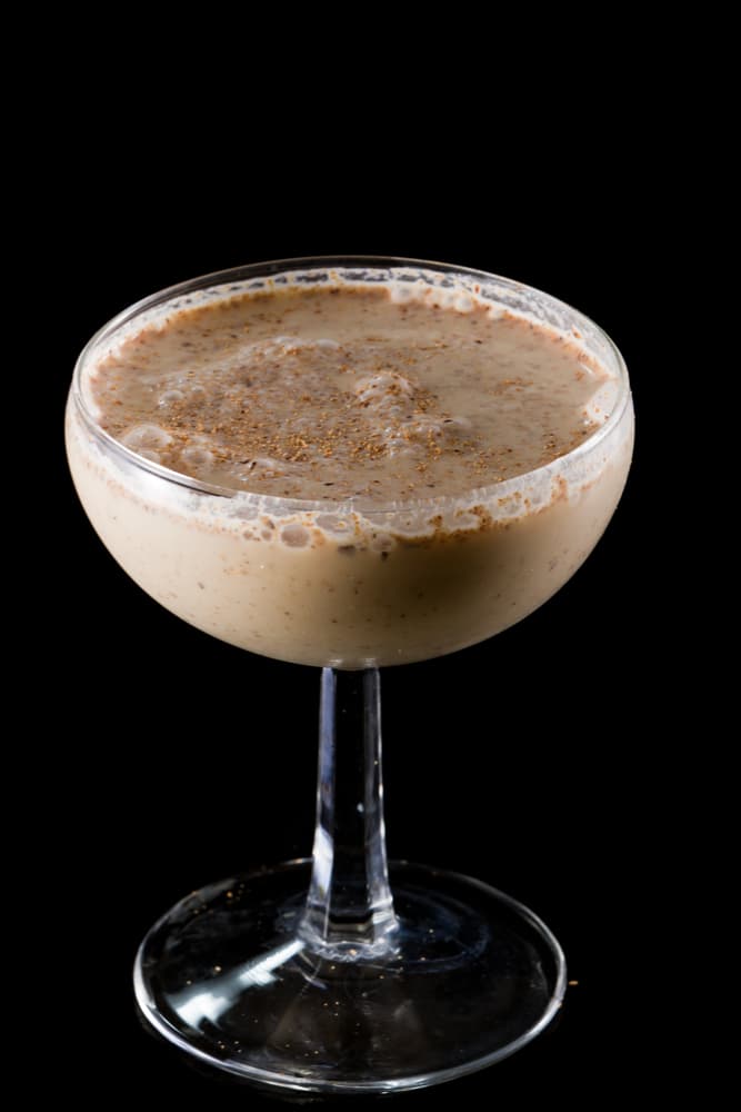 Finalmente embotella la mezcla y llévala al refrigerador al menos por cuatro horas y listo puedes consumirla sin problemas. Si te sobra, no olvides volver a refrigerar.