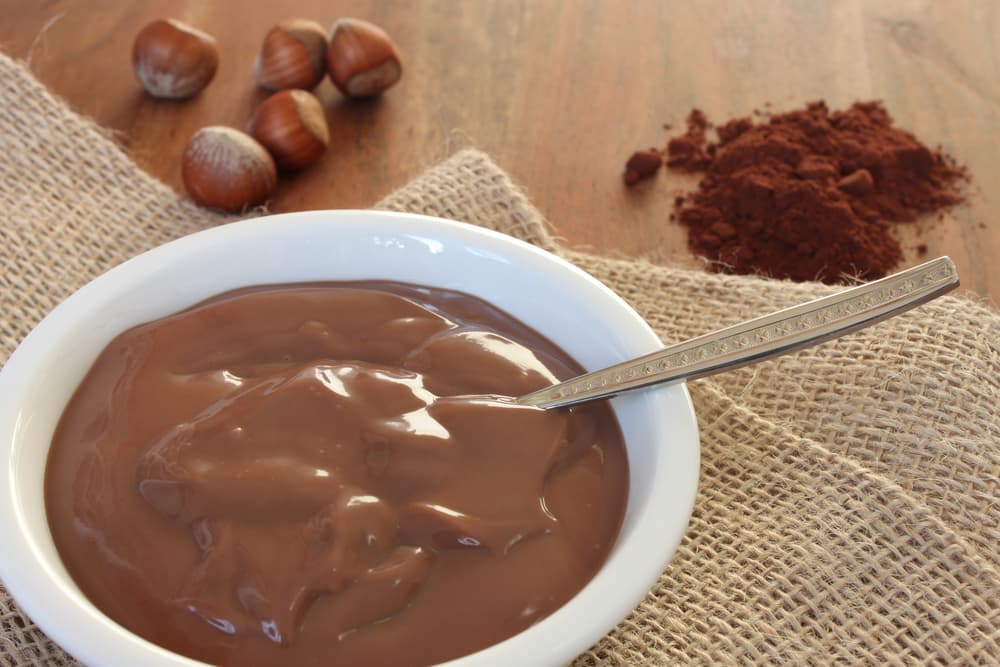 Coloca la mezcla en un bowl y lleva a un baño maría invertido, o sea un recipiente con hielo y bate, después agregar la crema, licor, y vainilla. Ahora puedes servir o refrigerar, no olvides decorar con la crema batida y canela.