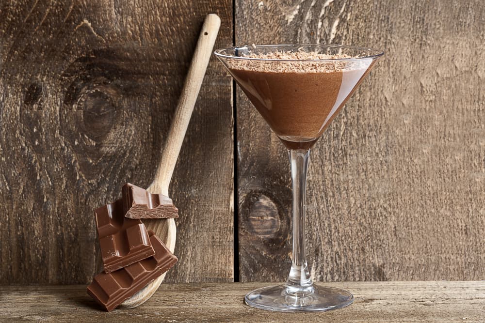 Si quieres un sabor afrutado también lo puedes conseguir con un vodka o ron con sabor, por ejemplo. Los ingredientes que necesitas son vodka, ron blanco o brandy, licor de chocolate, crema de cacao blanca, jarabe de chocolate para decorar la copa de Martini.