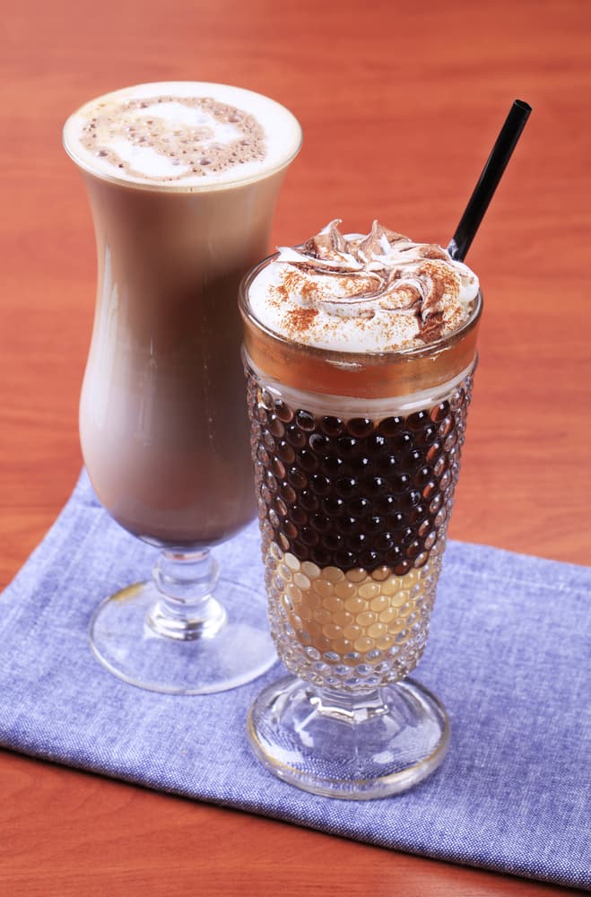 Un chocolate cremoso. Quita el antojo de tu boca y prepara un licor de chocolate cremoso solo debes derretir el chocolate, en un bowl bate los huevos, vainilla, leche condensada, un toque de whisky y café, ahora bate muy bien la mezcla.