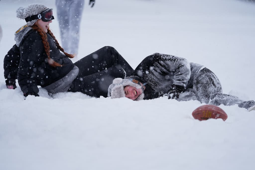 Megan Dilena ya estaba descansando cuando Nathan Rattey abandonó el juego de fútbol americano cayendo al suelo y a carcajadas, en un vecindario de Charlotte.