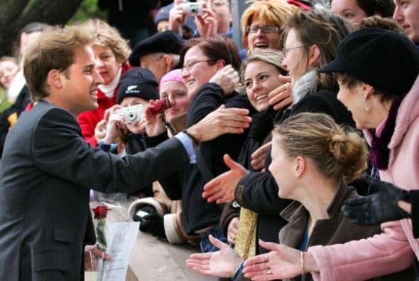 El príncipe William saluda al público en una ceremonia de colocación de ofrenda floral en el Monumento Nacional de Guerra en 2005.