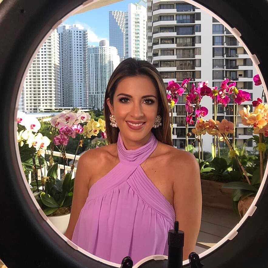 Maity fue otra de nuestras conductoras que, a pesar del confinamiento, no escatimó en sus looks para verse y sentirse linda. El color de su blusa con cuello 'halter' empata a la perfección con su jardín repleto de flores.