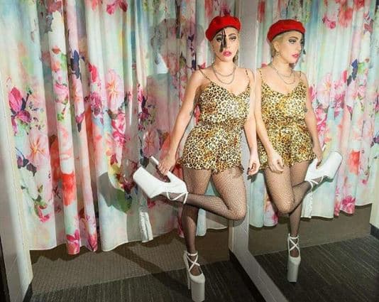 Lady Gaga es otra famosa que ha mostrado su gusto por diseños atrevidos, sin importar la ocasión.