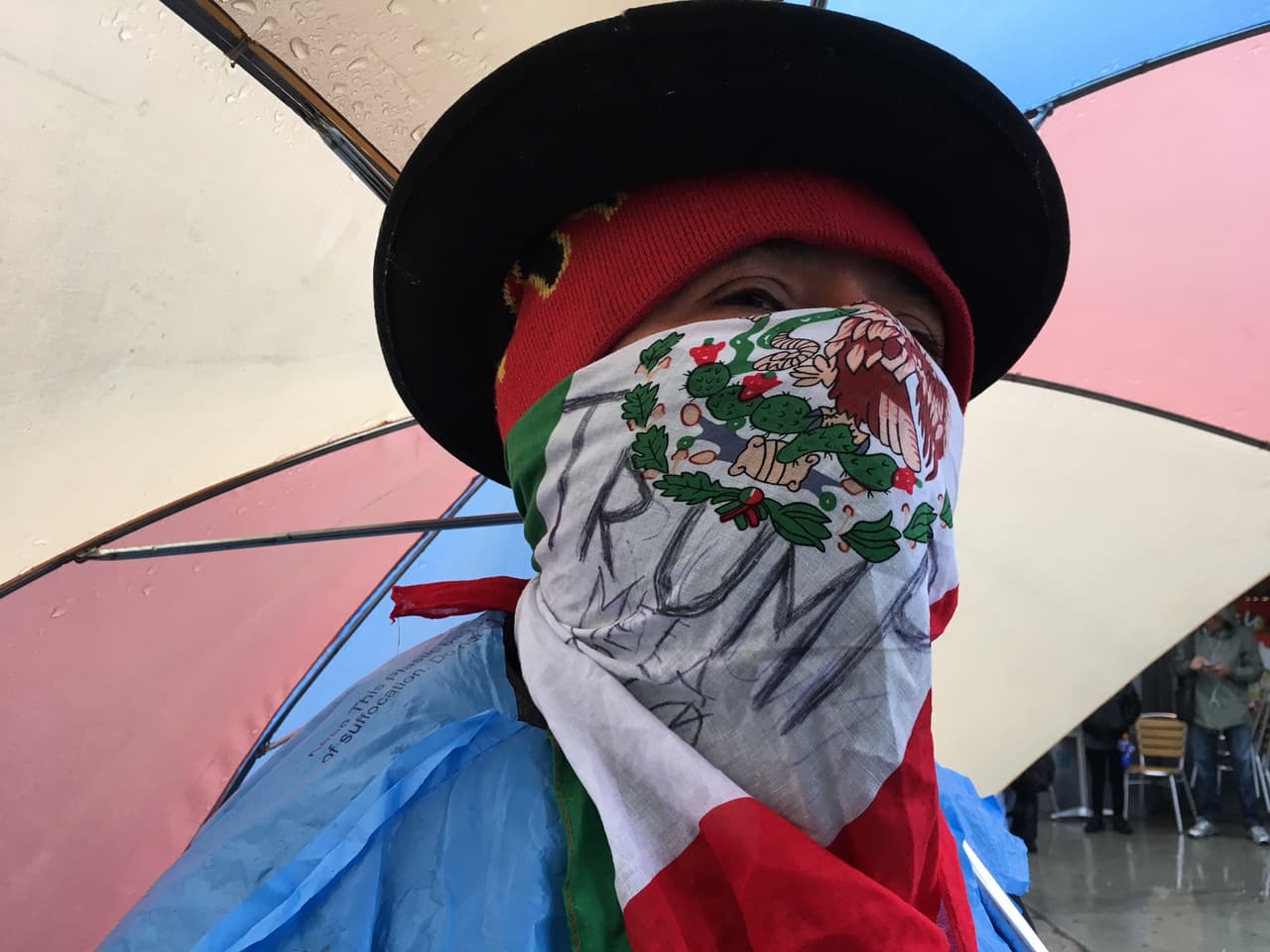 Agapito Rosas, un jornalero mexicano, cubrió su rostro con la bandera de México.