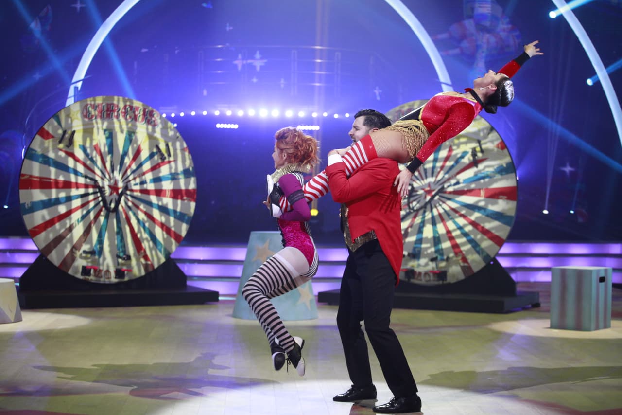 Sí, Paul cargó así a sus dos bailarinas. En su cuenta de instagram, su compañera Jayme Rae Dailey incluso comentó que en ese momento se sintió "like a bird", haciendo referencia a la canción de Nelly Furtado. ¿Cómo se habrá sentido él?