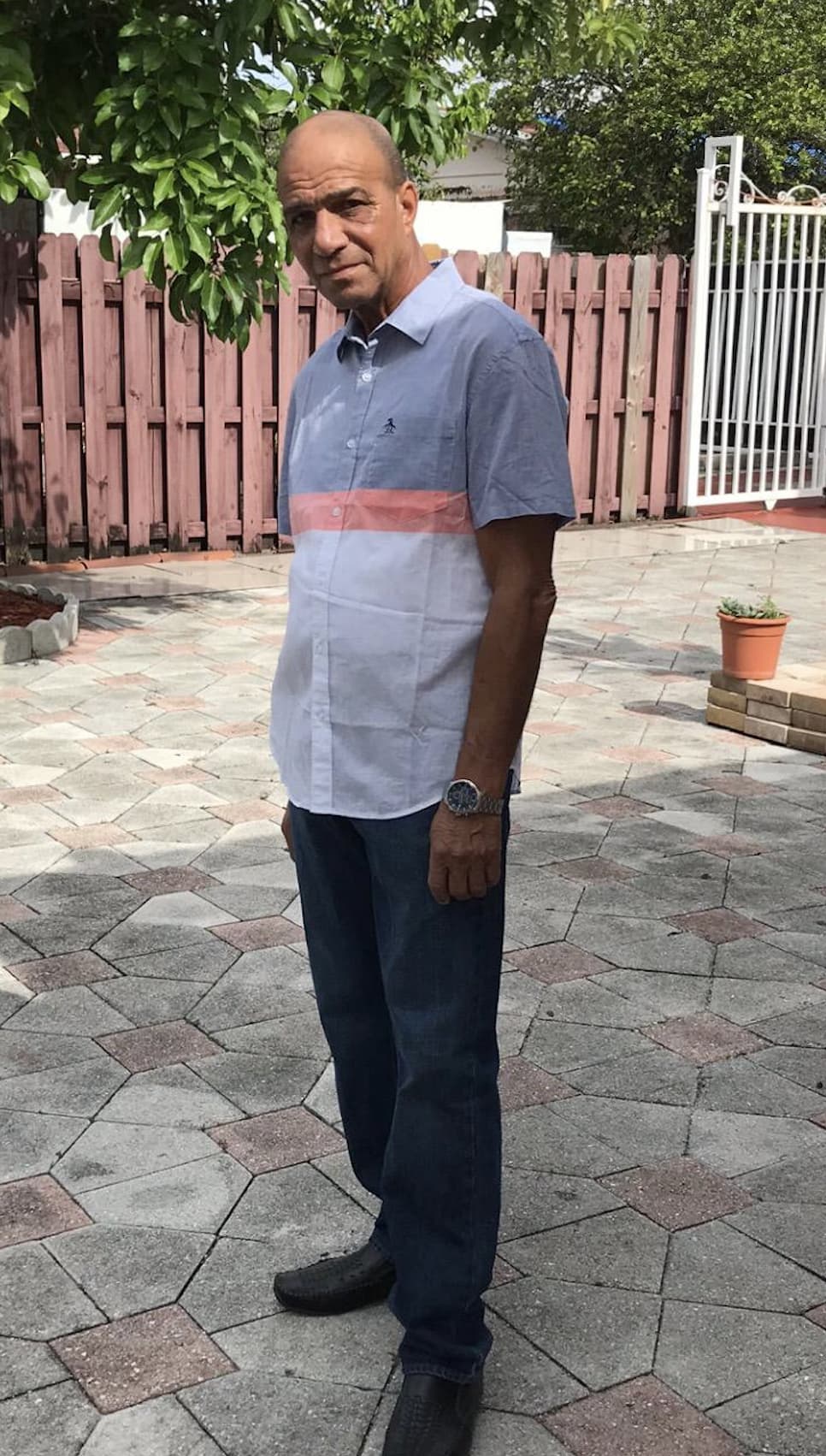 Juan Ricardo Hernández murió a las 2:15 pm, en el Hospital Jackson Memorial, después de estar cuatro día en coma. El actor ya está fuera del país y permanece en México, mientras que familiares de la víctima exigen a las autoridades "todo el peso de la ley" para Lyle.