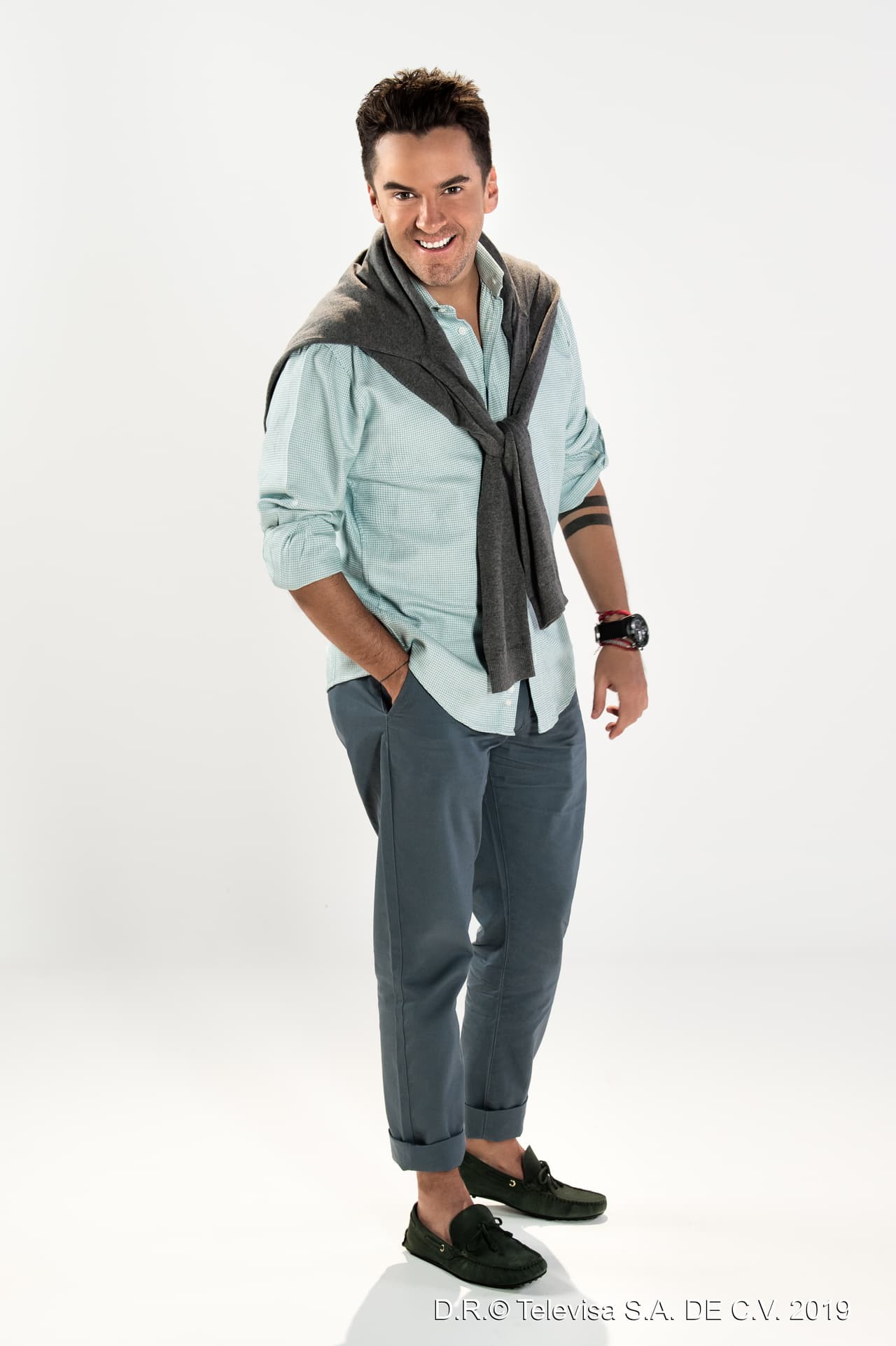 Por otro lado, Mauricio Mancera experimenta una nueva al incursionar en la actuación como Javier, el mejor amigo de Carlos. Juntos son una bomba de diversión, le gusta el trago, la fiesta y el casino. 
<br>