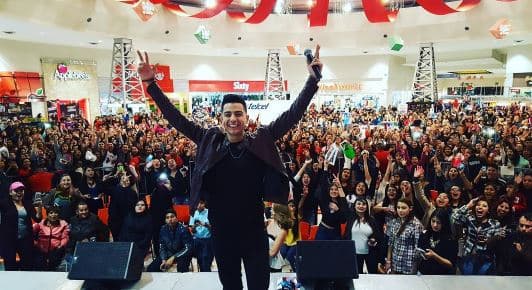 Pero la fama no le ha quitado la sencillez que lo caracteriza.