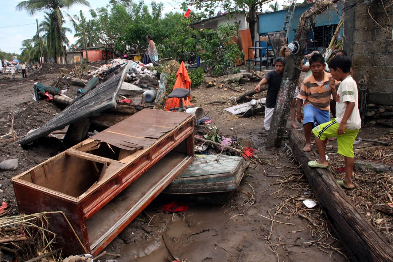 <b>Huracán Matthew, 2010. </b>El remate al mal diseño de los bonos de catástrofe se conoció unos días más tarde: el 25 de septiembre la tormenta tropical Matthew ingresó a territorio nacional por Quintana Roo y provocó daños por mil 972 millones de pesos. Los que negociaron el segundo bono de catástrofe tampoco incluyeron esa zona en la cobertura.