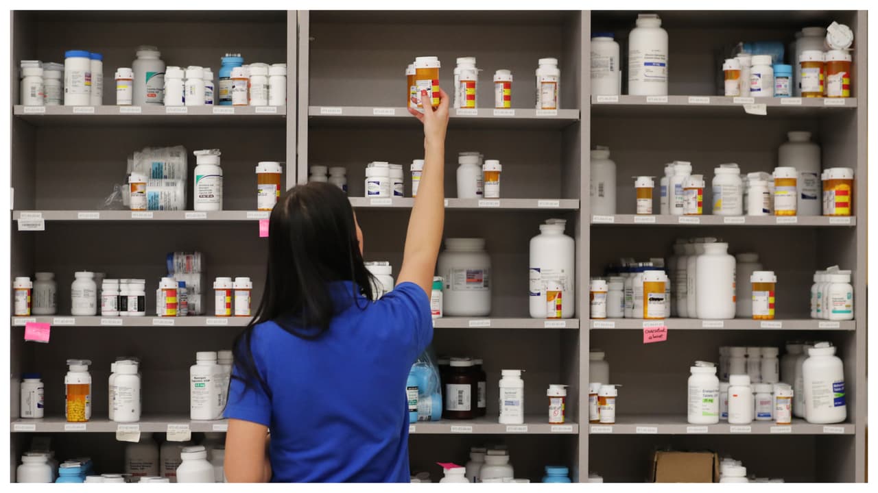 Informan sobre nueva ley de Biden que ha rebajado el precio de los medicamentos a usuarios del Medicare