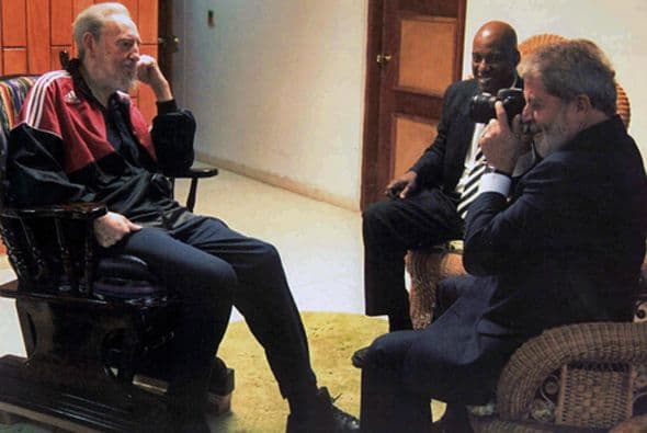 29 de marzo de 2007: Inicia la publicación: “Reflexiones del Comandante en Jefe” en la prensa estatal. En esta reunión con Lula Da Silva, expresidente de Brasil, ambos se sacan fotos mutuamente.