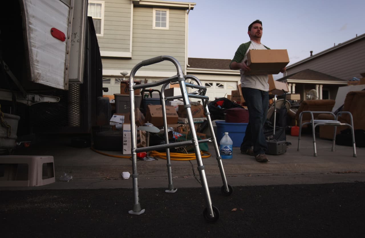 También tienes la oportunidad de aplicar por télefono y en español llamando al (833) 651-3874, asegúrate de tener tus estados de cuenta vencidos y prueba del pago de nómina a la mano.