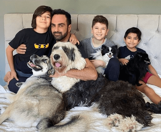 <b>Ariel Miramontes </b>
<br>Reconocido por su papel de Albertano en 'María de todos los Ángeles' y ‘Nosotros los guapos’, Miramontes disfruta de una gran vida en familia con sus tres hijos: Kinam, Quetzal y Arim.