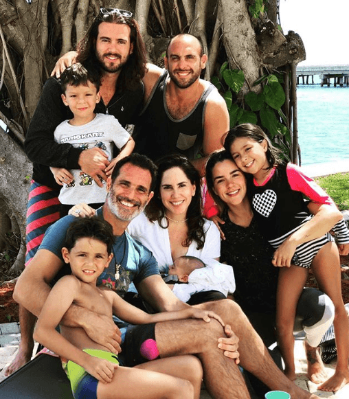 "Son ciudadanos (la familia Lyle) que participan constantemente en campañas de limpieza de playas. En fin, 
<b>son sinaloenses ejemplares</b> y que merecen todo el reconocimiento social", agregó.