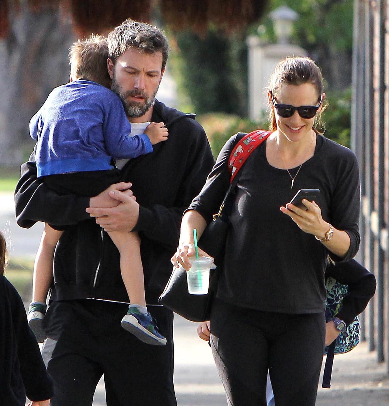 Su sonrisa lo dice todo, su relación está mejorando.