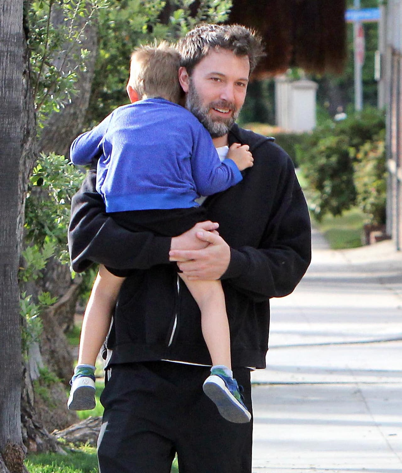 El actor llevaba en brazos al pequeño Samuel.