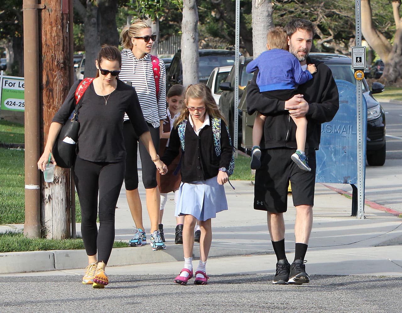 La ex pareja fue captada por los paparazzi pasenado por Santa Mónica.