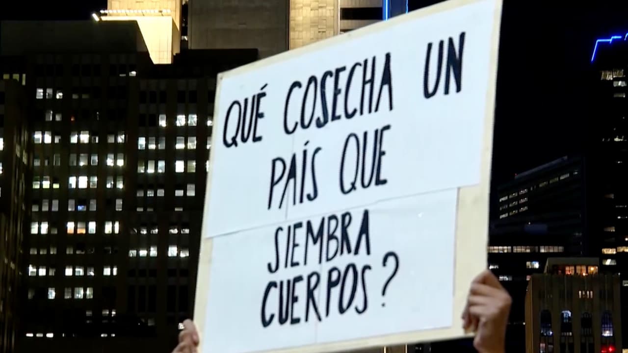 Además de "Fuera ICE", los manifestantes extendieron pancartas cuestionando las muertes y disparos contra civiles por parte de agentes federales en EEUU.