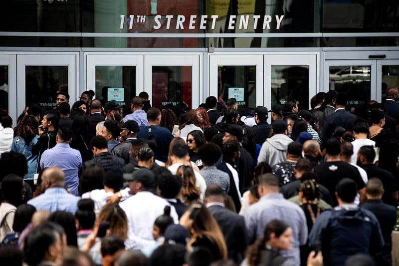 <a href="https://www.cnn.com/specials/live-video-1?adkey=bn" target="_blank">La ceremonia pública en el Staples</a>, con capacidad para 21,000 personas, inició a las 11:00 am, con dos horas de retraso al programa inicial, debido a las medidas de seguridad y verificación de la gran cantidad de fanáticos que asistieron para honrar al rapero y ofrecer sus respetos a sus familiares.