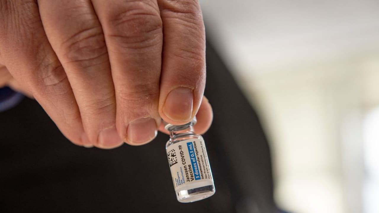 ¿Qué pasará con los cientos de miles de dosis de la vacuna Johnson & Johnson despachadas al Norte de Texas? Expertos explican 