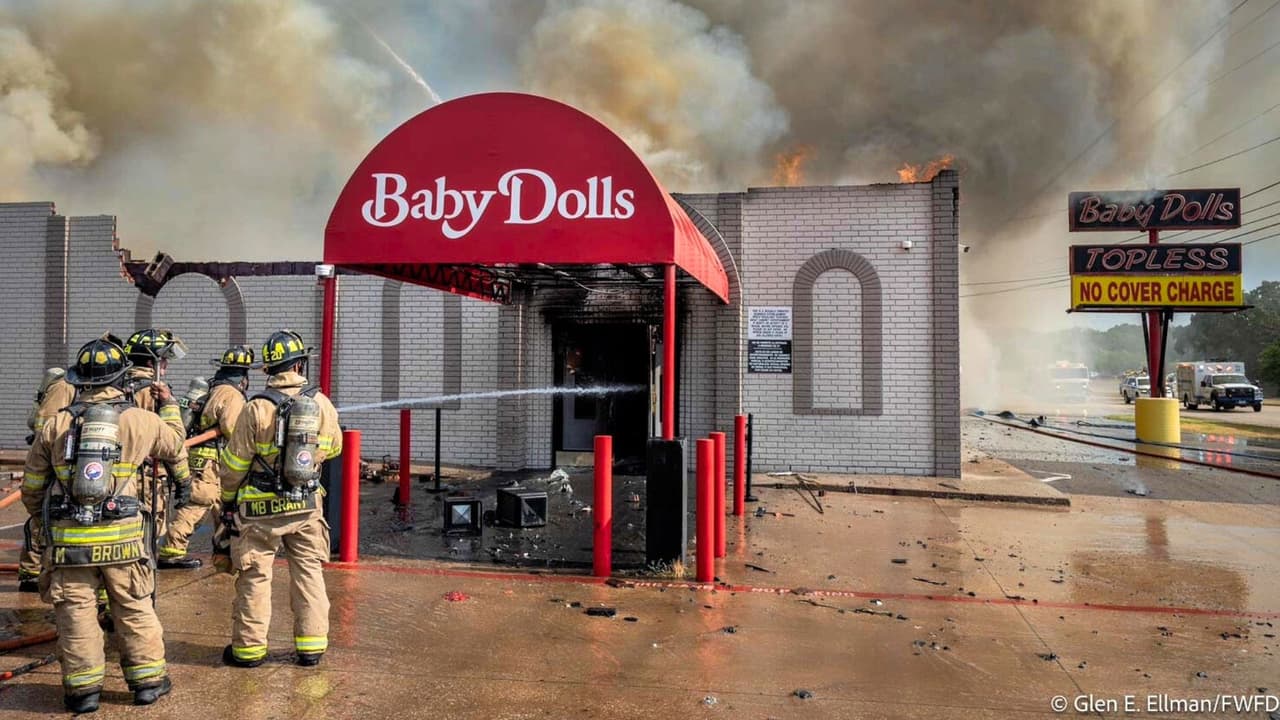 El miércoles por la mañana, el Departamento de Bomberos de Fort Worth respondió a 
<b>un incendio en el club de entretenimiento para adultos Baby Dolls</b>, en 
<a href="https://maps.app.goo.gl/5XUZwPKJHz1o3fC87" target="_blank">la cuadra 3600 de la autopista 157</a>. El incidente comenzó alrededor de las 9 a.m., cuando se recibieron 
<b>informes de humo saliendo del lugar</b>.