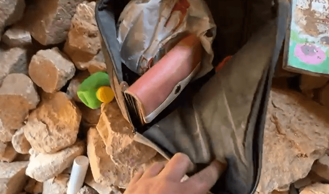 Un 
<b>bolso con una billetera</b> fue dejado u olvidado allí.