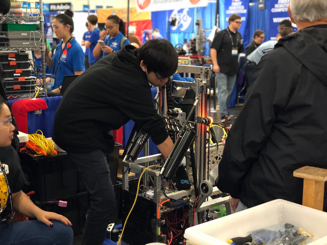 Este magno evento reúne aproximadamente 70,000 estudiantes, mentores y aficionados de más de 70 países.