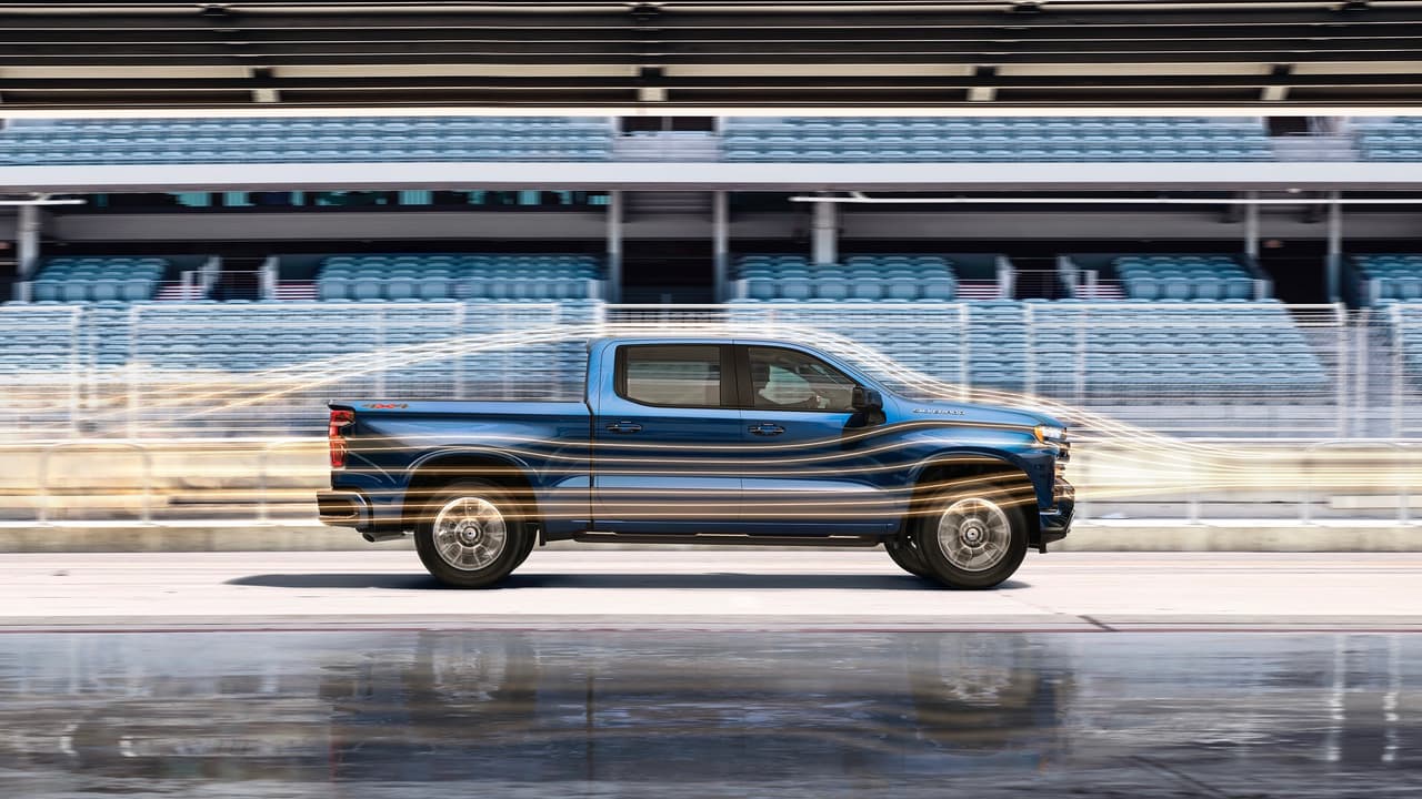 El equipo de diseño puso un gran
<b>énfasis en la aerodinámica</b> de la Chevrolet Silverado 2019 en un esfuerzo para mejorar el consumo de combustible.