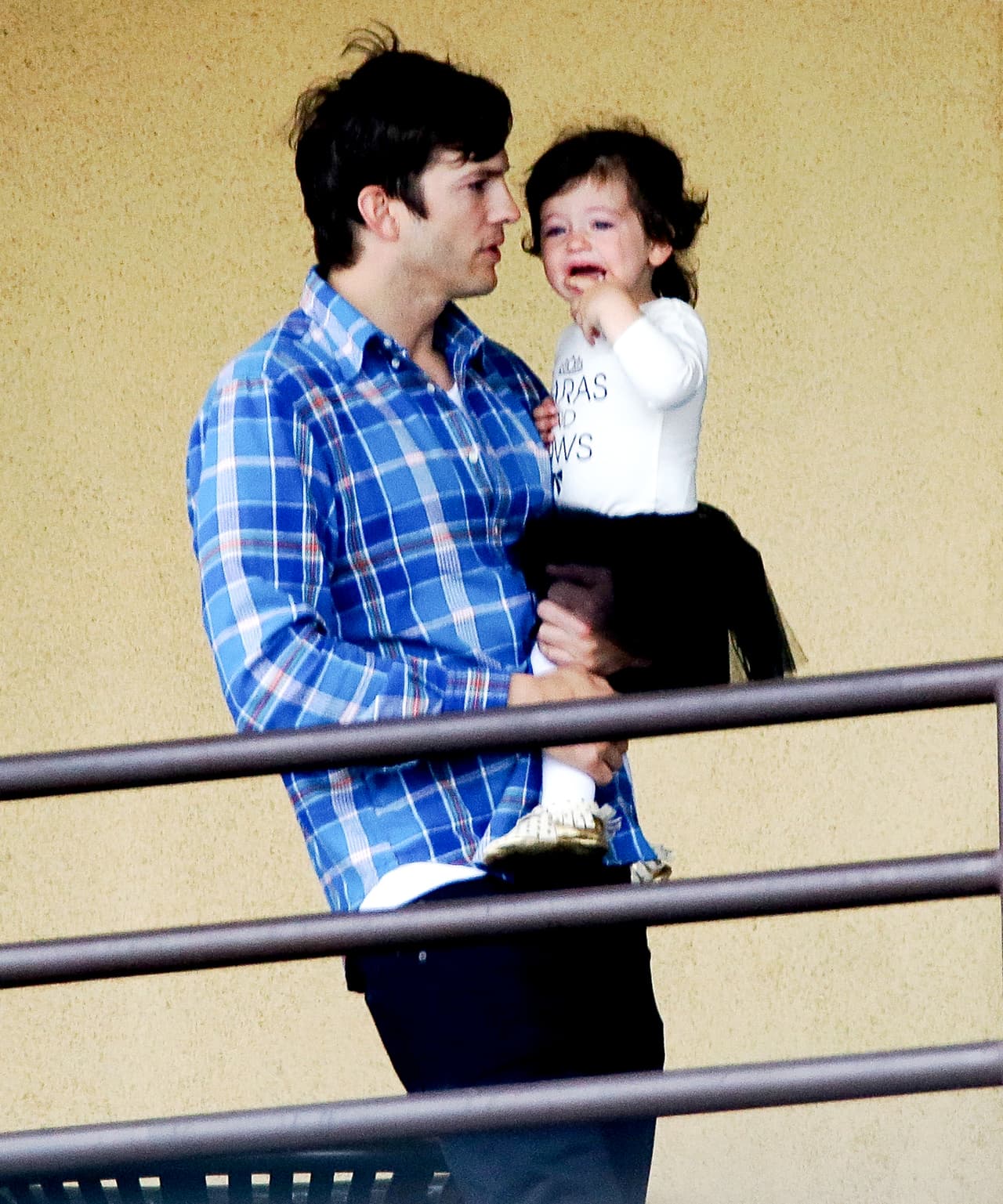 Captamos a Ashton Kutcher con su hermosa hijita.