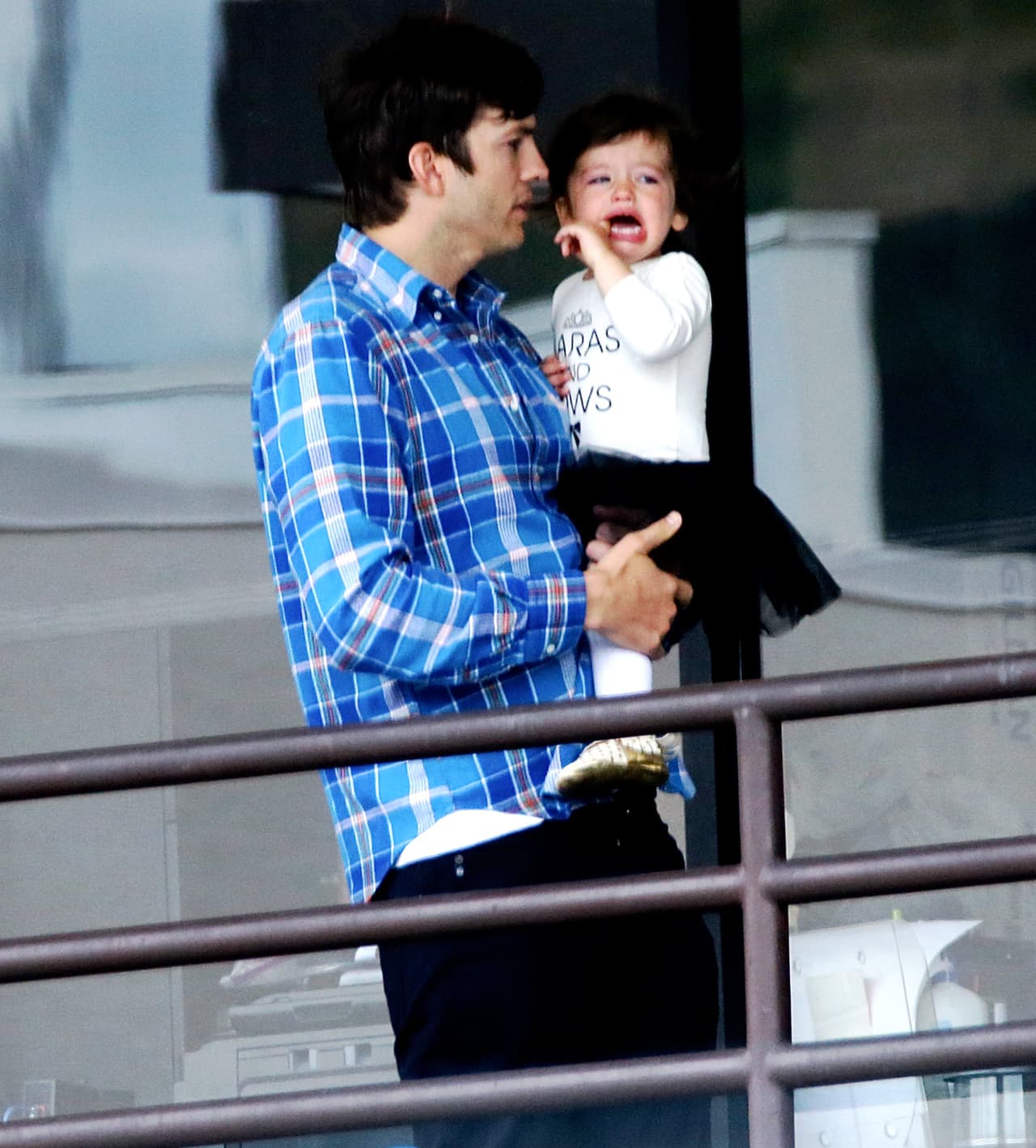 Hasta los famosos tienen que lidiar con los berrinches de sus peques.