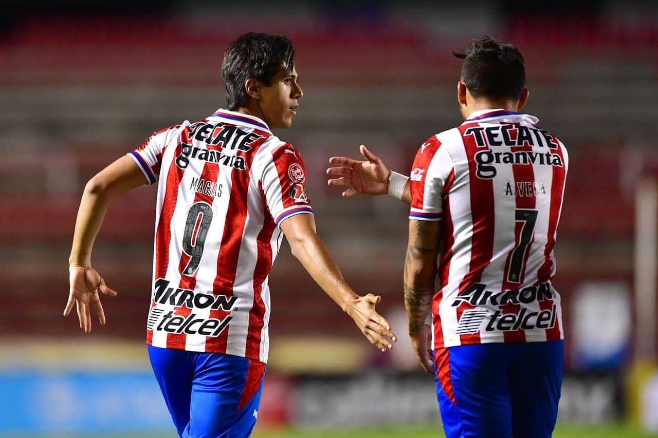 Querétaro y Chivas empatan 2-2 en La Corregidora y se conforman con un puntos. Ambos equipos se quedan con 11 puntos, pero Chivas ese sitúa en la décimo lugar mientras que los Gallos se quedan con la doceava posición.