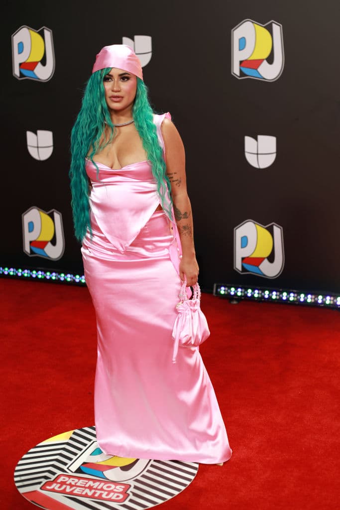 La 'influencer' 
<b>Gladielys</b> contrastó su vestido rosa con su cabello verde.