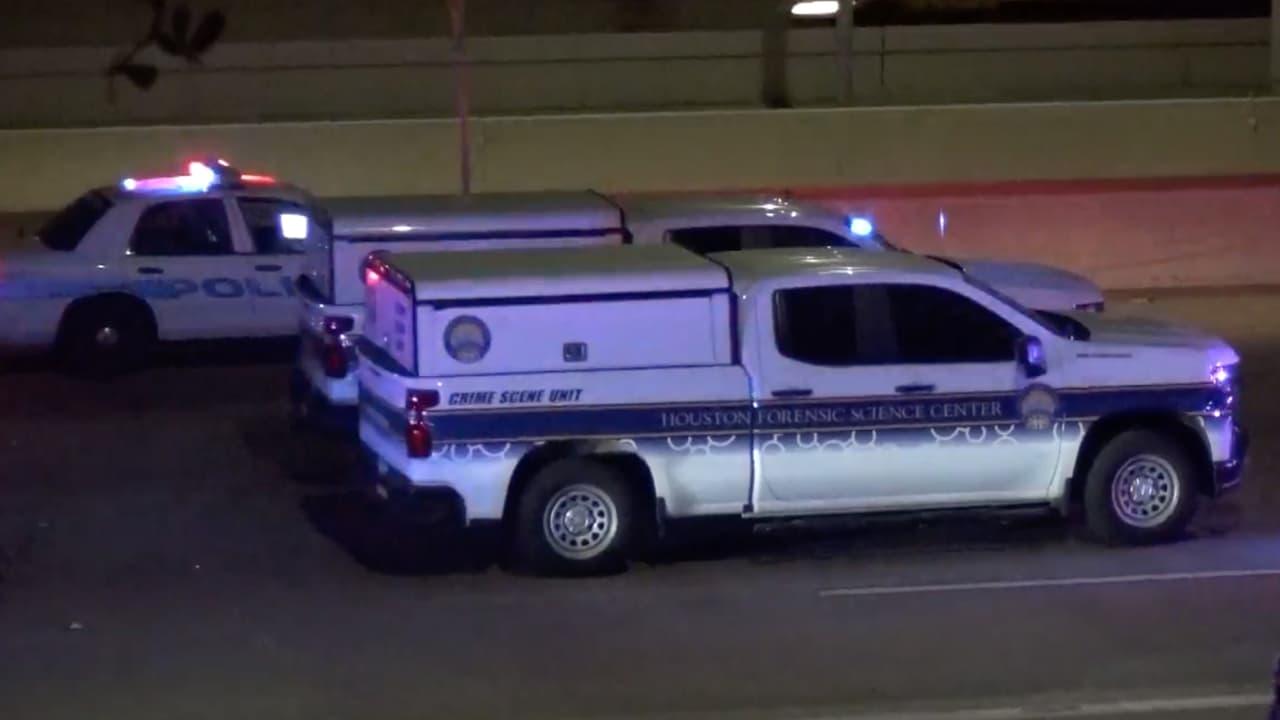 La mujer que iba de pasajera no resultó herida. "No sabemos si algo ocurrió en club de donde venían o si ocurrió en la calle, pero balearon al BMW", aseguró el teniente Izaguirre.