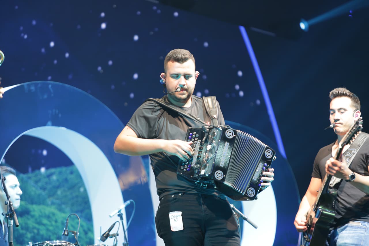 Edén Muñoz, también es un maestro del acordeón y cuando lo ejecuta, no se le ven ni los dedos.