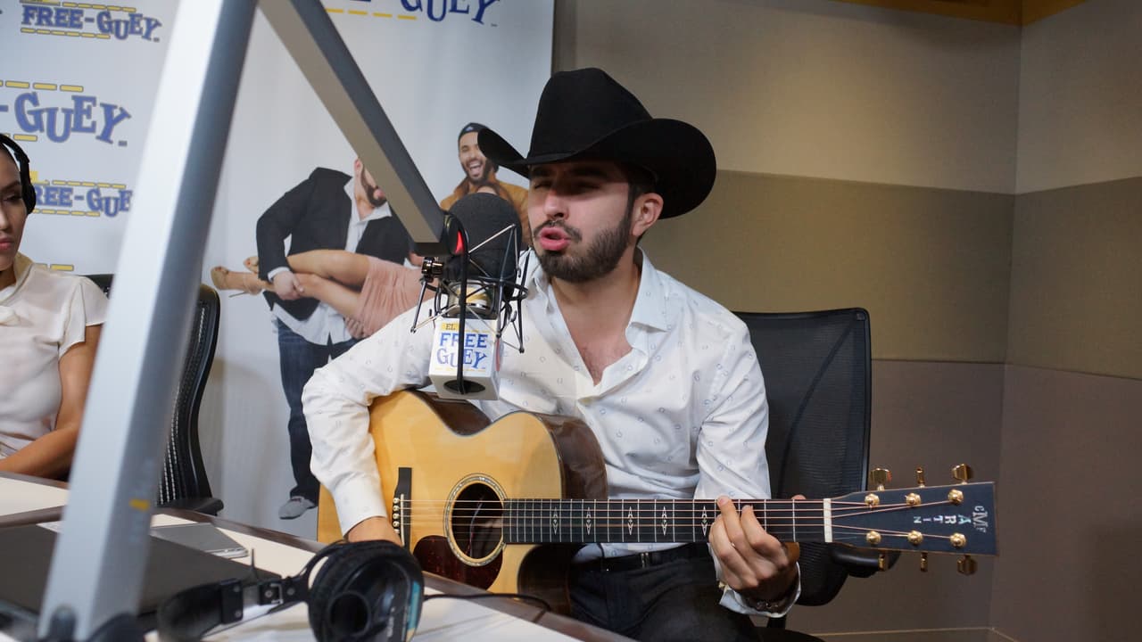 Joss Favela llegó con guitarra en mano a la cabina del Free-guey show y nos deleitó con su música.