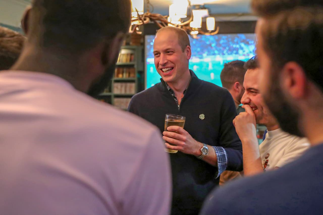 "Este año, la 
<b><a href="http://www.thefa.com/" target="_blank">Asociación de Fútbol</a></b> inglesa y 
<b><a href="https://www.headstogether.org.uk/heads-up/" target="_blank">Heads Together</a></b> se han unido para lanzar Heads Up, mostrando al mundo del fútbol que nuestra salud mental es tan importante como nuestra salud física", dijo el príncipe William durante su visita, según el 
<b><a href="https://www.dailymail.co.uk/sport/sportsnews/article-7564379/Prince-William-Chelsea-boss-Frank-Lampard-greet-fans-London-pub.html" target="_blank">Daily Mail. </a></b>