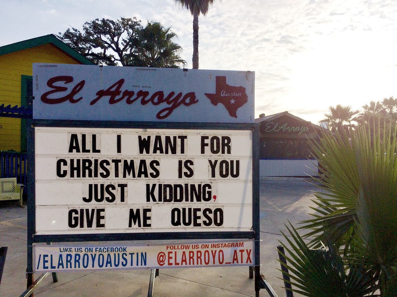 Los juguetones mensajes o bromas hacen referencia a la cotidianidad, el gusto por la comida y/o hechos actuales de cultura pop, política, deportes, conmemoraciones, naturaleza y hasta el clima.