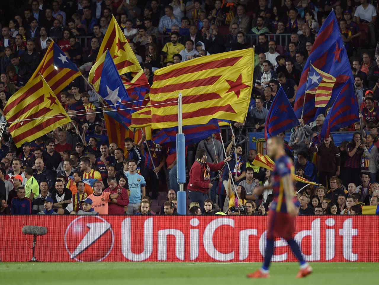 UEFA rechaza el recurso del Barcelona por banderas esteladas; acudirá al TAS