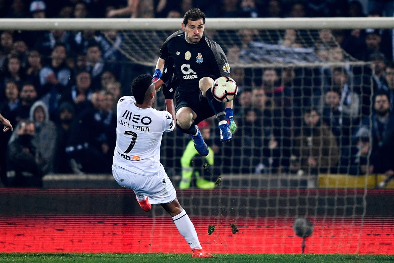 El arquero del Porto Iker Casillas se jugó todo para salvar esta llegada de Welthon (7) en los minutos finales del juego.