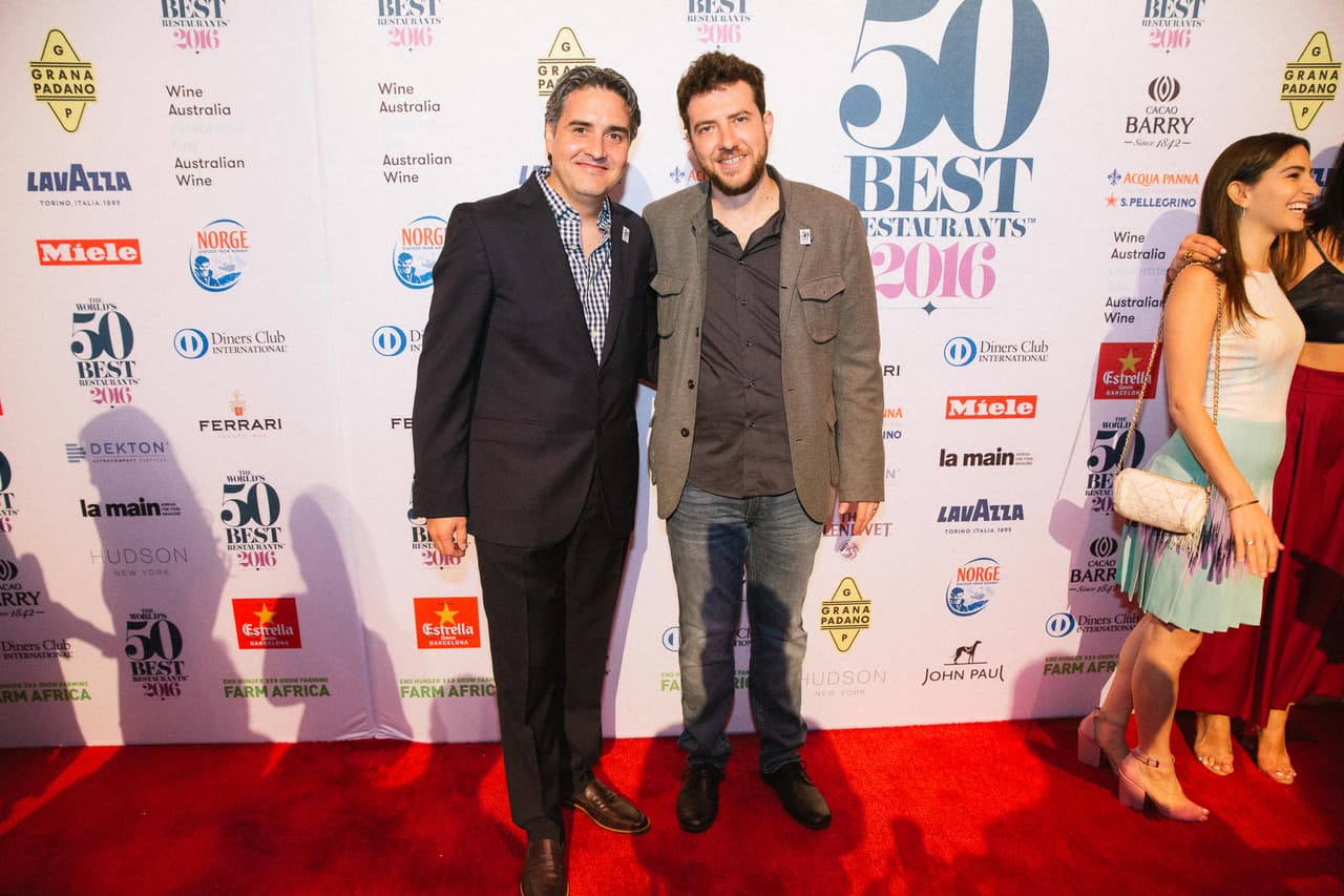 Mikel Alonso y Gerad Bellver (y Bruno Oteiza, ausente en la foto) son tres españoles que echaron raíces en la Ciudad de México, gracias a su restaurante Biko, en el puesto 43 de la lista. Estos pioneros de la cocina de vanguardia en México, definen a su cocina como "gachupa" y como un encuentro entre sus raíces ibéricas y su presente mexicano.