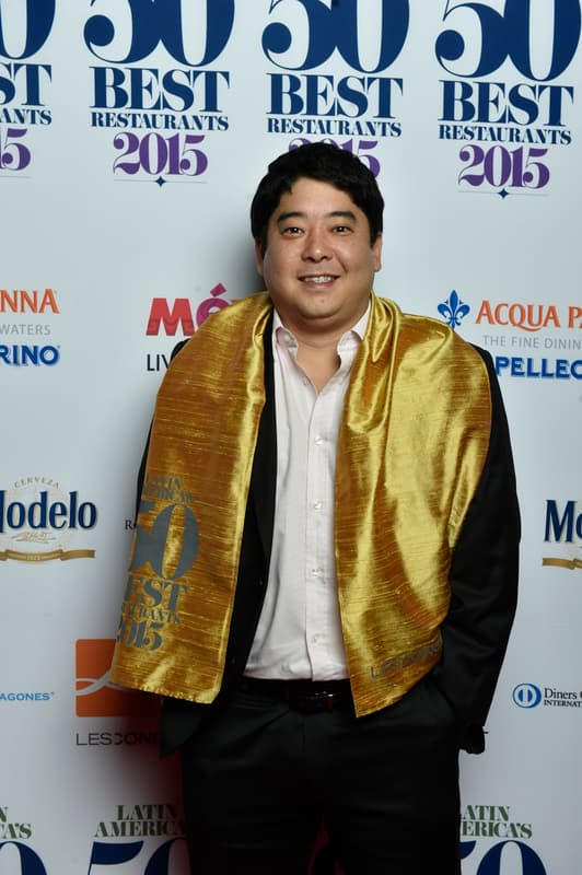 El peruano Mitsuharu "Micha" Tsumura del restaurante Maido en Perú fue el salto más grande en los ascensos de este año en la lista. Su lugar especializado en cocina peruano japonesa y en la práctica de la buena hospitalidad llegó a la posición 13.