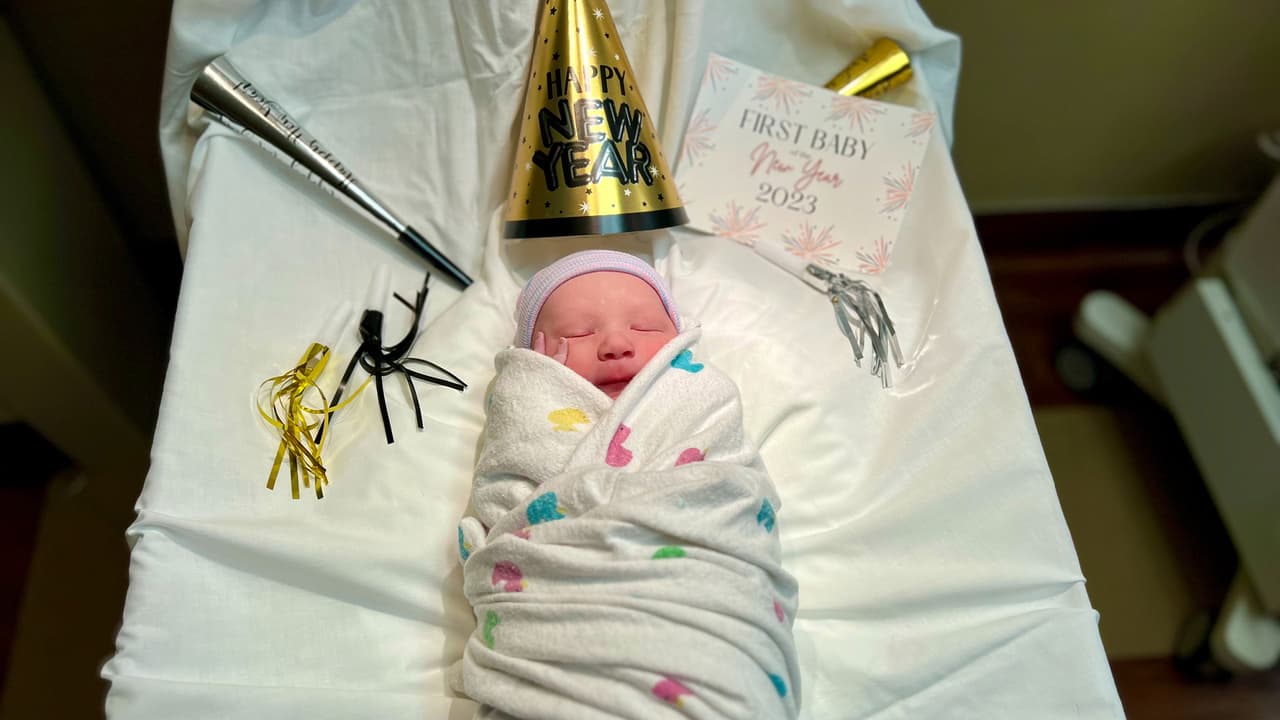 <a href="https://www.univision.com/local/houston-kxln/nace-adam-primer-bebe-2023-houston-nacimiento-adelanto" target="_blank">Adam</a> nació a las 12:28am en el Hospital de Mujeres de Texas. Pesó 6 libras y 14 onzas. El doctor Maurizio Maccato dijo que era la primera vez en 33 años de carrera que estaba en el nacimiento de uno de los primeros bebés del año.